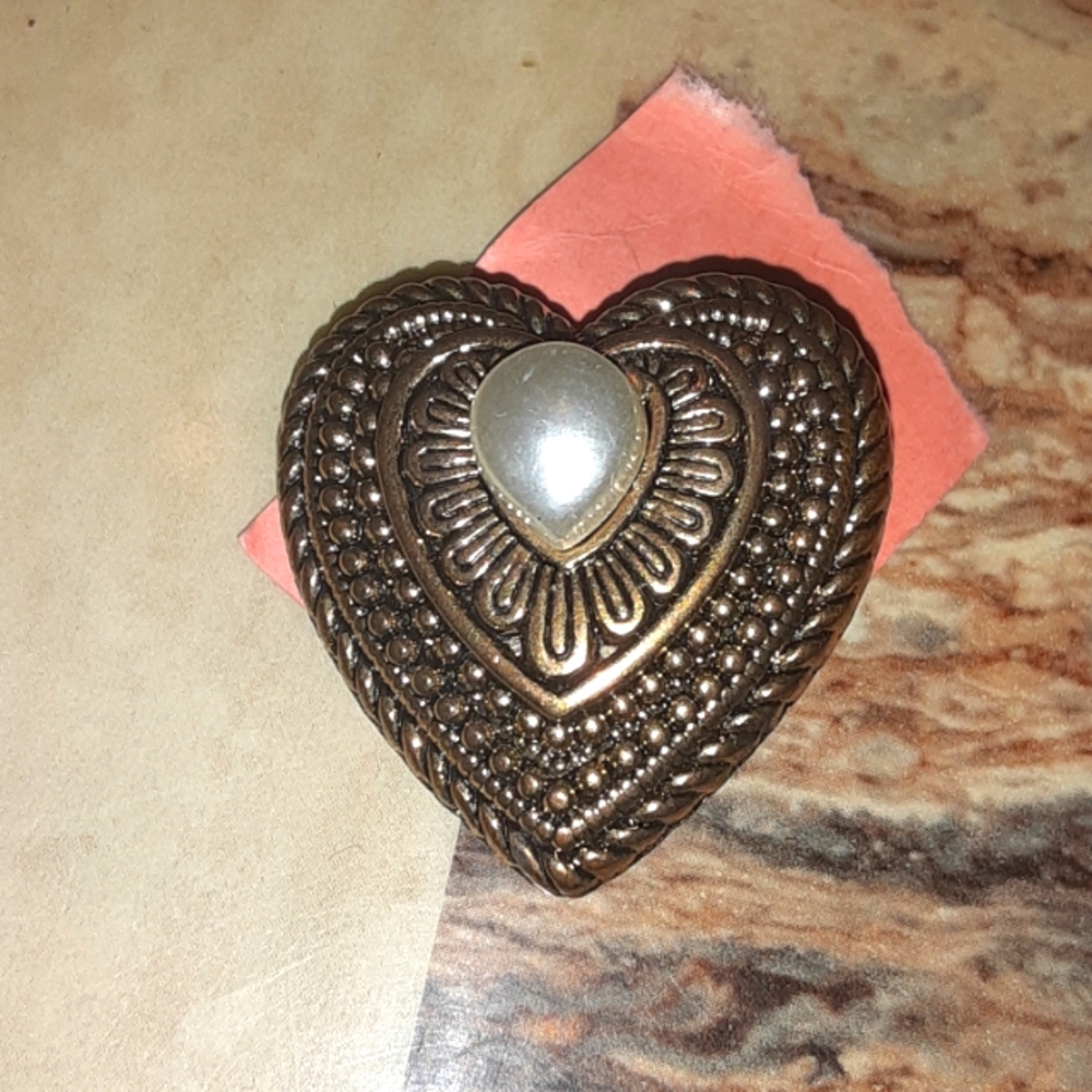 VINTAGE TAIWAN HEART WITH PEARL NRMINT CONDITION